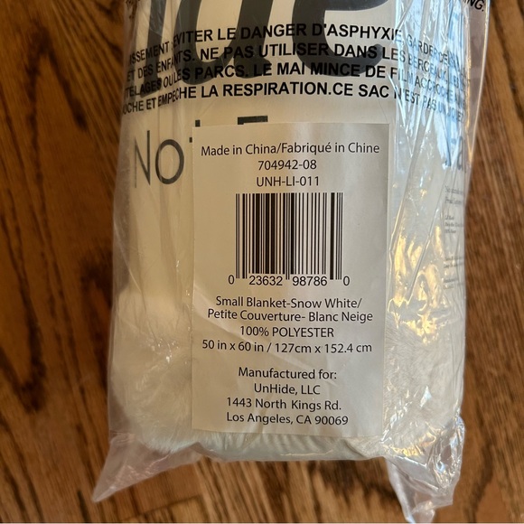 UnHide Lil Marsh vegan furry blanket NWT NIP in color Snow White size small - Picture 2 of 6